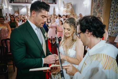 fotografo de Casamento Santa Maria da Feira, humberto barbosa fotografia de Casamento Porto, Quinta da Quintã Quinta de Casamento Pé de Flor Music beats O momento em que o sim se torna eterno — Kelly e Marcelo trocam alianças com emoção pura, por Humberto Barbosa, fotógrafo de casamento Santa Maria da Feira