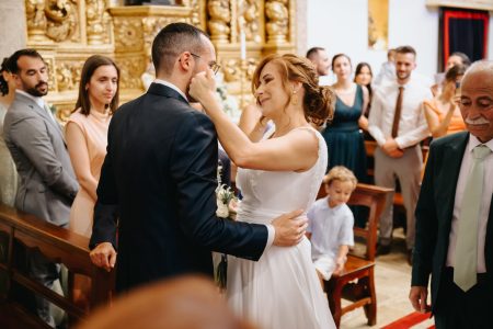 Noiva emocionada ajusta os óculos do noivo durante cerimónia captada por Humberto Barbosa, fotógrafo de casamento em Santa Maria da Feira
