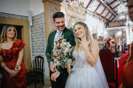fotografo de Casamento Santa Maria da Feira, humberto barbosa fotografia de Casamento Porto, Quinta da Quintã Quinta de Casamento Pé de Flor Music beats Noiva exibe aliança com sorriso radiante ao lado do noivo, momento de pura felicidade captado por Humberto Barbosa, fotógrafo de casamento Santa Maria da Feira