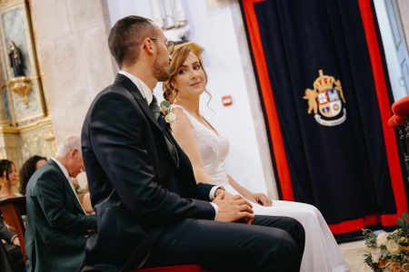 Noivos sentados durante cerimónia de casamento captados por Humberto Barbosa, fotógrafo em Santa Maria da Feira