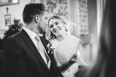 fotografo de Casamento Santa Maria da Feira, humberto barbosa fotografia de Casamento Porto, Quinta da Quintã Quinta de Casamento Pé de Flor Music beats Olhar cúmplice e sorriso apaixonado da noiva durante a cerimónia, captado por Humberto Barbosa, fotógrafo de casamento Santa Maria da Feira