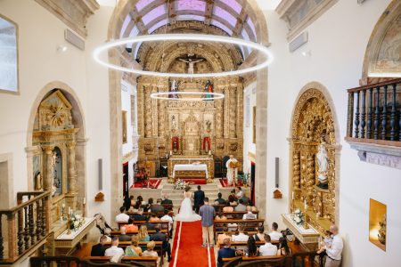 Cerimónia religiosa de Marta e Fábio numa igreja ornamentada captada por Humberto Barbosa, fotógrafo de casamento em Santa Maria da Feira