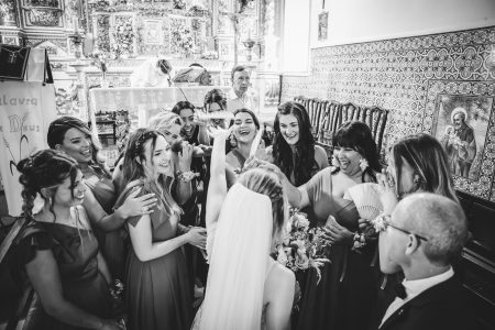 fotografo de Casamento Santa Maria da Feira, humberto barbosa fotografia de Casamento Porto, Quinta da Quintã Quinta de Casamento Pé de Flor Music beats Alegria contagiante entre a noiva e as suas amigas num momento espontâneo de celebração, por Humberto Barbosa Fotografia, fotógrafo de casamento Santa Maria da Feira