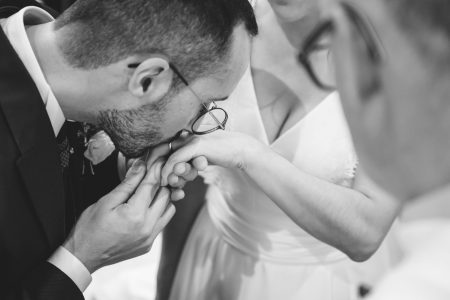 Em Santa Maria da Feira, Humberto Barbosa capta o noivo a beijar a mão da noiva durante o casamento de Marta e Fábio