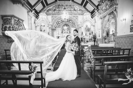 fotografo de Casamento Santa Maria da Feira, humberto barbosa fotografia de Casamento Porto, Quinta da Quintã Quinta de Casamento Pé de Flor Music beats Véu a voar na igreja enquanto Kelly e Marcelo trocam olhares cúmplices após o sim — fotógrafo de casamento Santa Maria da Feira, Humberto Barbosa Fotografia