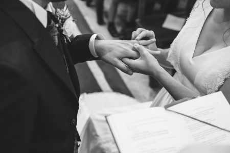 Troca de alianças entre os noivos captada por Humberto Barbosa, fotógrafo de casamento em Santa Maria da Feira