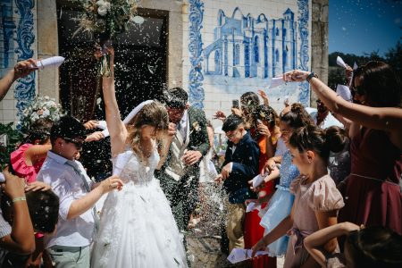 fotografo de Casamento Santa Maria da Feira, humberto barbosa fotografia de Casamento Porto, Quinta da Quintã Quinta de Casamento Pé de Flor Music beats Chuva de arroz e alegria à saída da igreja, os noivos Kelly e Marcelo celebram rodeados de família — fotógrafo de casamento Santa Maria da Feira, Humberto Barbosa Fotografia