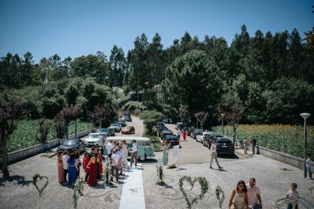 fotografo de Casamento Santa Maria da Feira, humberto barbosa fotografia de Casamento Porto, Quinta da Quintã Quinta de Casamento Pé de Flor Music beats Chegada dos noivos à quinta numa paixoneta vintage enquanto convidados aguardam emocionados, por Humberto Barbosa fotógrafo de casamento Santa Maria da Feira
