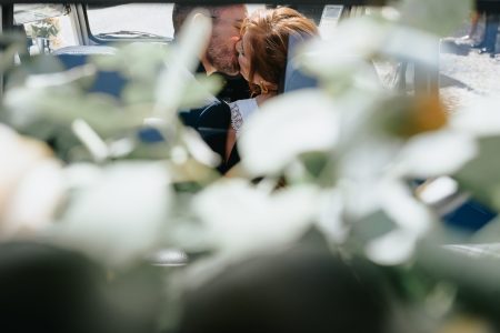 Beijo dos noivos através das flores captado por Humberto Barbosa, fotógrafo de casamento em Santa Maria da Feira