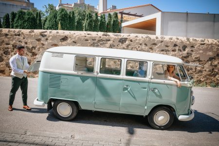 fotografo de Casamento Santa Maria da Feira, humberto barbosa fotografia de Casamento Porto, Quinta da Quintã Quinta de Casamento Pé de Flor Music beats Noivo empurra a mítica pá pão enquanto a noiva espreita pela janela num momento hilariante captado por Humberto Barbosa, fotógrafo de casamento Porto