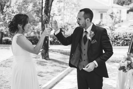 Brinde dos noivos ao ar livre, fotografia de casamento por Humberto Barbosa em Santa Maria da Feira