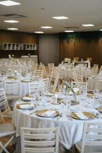 Sala de banquete preparada com mesas decoradas captada por Humberto Barbosa, fotógrafo de casamento em Santa Maria da Feira