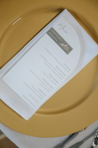 Menu pousado sobre prato captado por Humberto Barbosa, fotógrafo de casamento em Santa Maria da Feira
