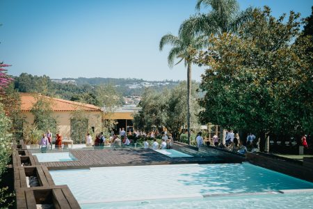 fotografo de Casamento Santa Maria da Feira, humberto barbosa fotografia de Casamento Porto, Quinta da Quintã Quinta de Casamento Pé de Flor Music beats Convidados desfrutam do cocktail junto à piscina da Quinta, num dia radiante captado por Humberto Barbosa, fotógrafo de casamento Porto