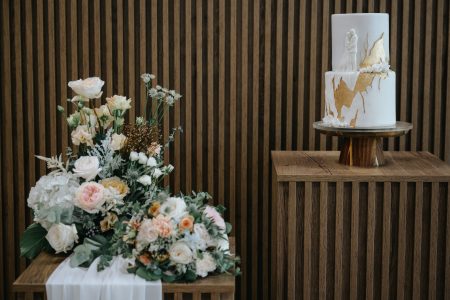 Em Santa Maria da Feira, Humberto Barbosa capta bolo decorado e arranjo floral no casamento de Marta e Fábio