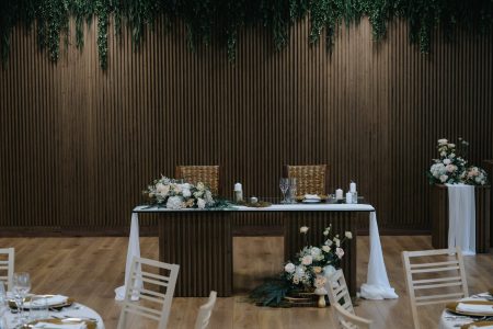 Mesa dos noivos decorada com flores e velas captada por Humberto Barbosa, fotógrafo de casamento em Santa Maria da Feira