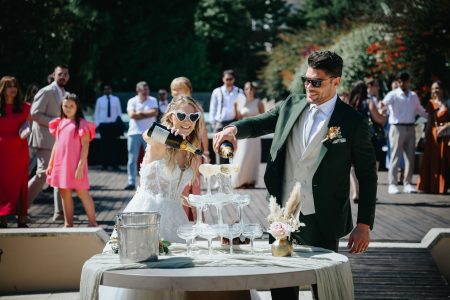 fotografo de Casamento Santa Maria da Feira, humberto barbosa fotografia de Casamento Porto, Quinta da Quintã Quinta de Casamento Pé de Flor Music beats Noivos a brindar com champanhe numa torre de copos, sorrisos cúmplices ao sol, por Humberto Barbosa Fotografia, fotógrafo de casamento Porto