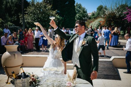 fotografo de Casamento Santa Maria da Feira, humberto barbosa fotografia de Casamento Porto, Quinta da Quintã Quinta de Casamento Pé de Flor Music beats Brinde apaixonado dos noivos Kelly e Marcelo sob o sol, erguendo taças de champanhe perante os convidados — fotógrafo de casamento Santa Maria da Feira, Humberto Barbosa Fotografia