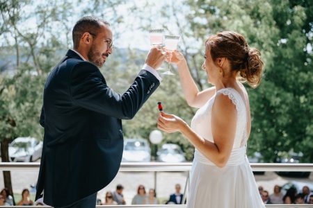 Em Santa Maria da Feira, Humberto Barbosa capta brinde dos noivos com champanhe durante casamento de Marta e Fábio