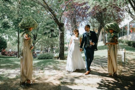 Noivos acolhidos por mimos em trajes dourados captados por Humberto Barbosa, fotógrafo de casamento em Santa Maria da Feira