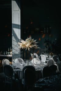 fotografo de Casamento Santa Maria da Feira, humberto barbosa fotografia de Casamento Porto, Quinta da Quintã Quinta de Casamento Pé de Flor Music beats Detalhes elegantes captados por Humberto Barbosa Fotografia — mesa de banquete adornada com pampas, luz suave e cumplicidade, fotógrafo de casamento Santa Maria da Feira