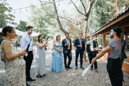 Malabarista com bolas de sabão anima convidados captado por Humberto Barbosa, fotógrafo de casamento em Santa Maria da Feira