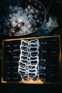 fotografo de Casamento Santa Maria da Feira, humberto barbosa fotografia de Casamento Porto, Quinta da Quintã Quinta de Casamento Pé de Flor Music beats Detalhes divertidos e personalizados aguardam os convidados, óculos com as iniciais K+M captados por Humberto Barbosa, fotógrafo de casamento Santa Maria da Feira