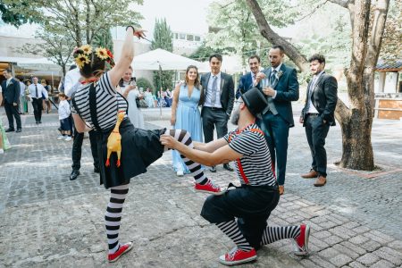 Mimos equilibram-se sob olhar dos convidados captados por Humberto Barbosa, fotógrafo de casamento em Oliveira de Azeméis