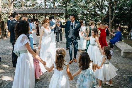 Em Santa Maria da Feira, Humberto Barbosa capta noivos e crianças em roda durante casamento de Marta e Fábio