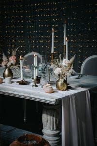fotografo de Casamento Santa Maria da Feira, humberto barbosa fotografia de Casamento Porto, Quinta da Quintã Quinta de Casamento Pé de Flor Music beats Detalhes elegantes na decoração do casamento de Kelly e Marcelo, velas e flores douradas captadas por Humberto Barbosa, fotógrafo de casamento Santa Maria da Feira