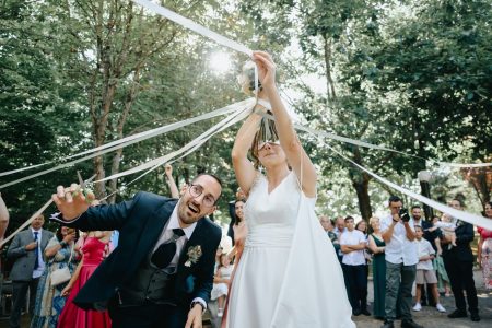 Noivos cortam fitas suspensas captados por Humberto Barbosa, fotógrafo de casamento em Santa Maria da Feira