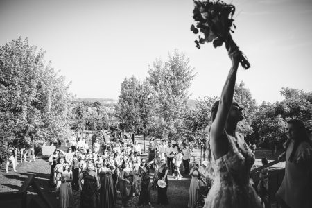 fotografo de Casamento Santa Maria da Feira, humberto barbosa fotografia de Casamento Porto, Quinta da Quintã Quinta de Casamento Pé de Flor Music beats O bouquet voa e os olhares ansiosos aguardam — momento mágico captado por Humberto Barbosa, fotógrafo de casamento em Santa Maria da Feira