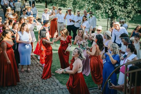 fotografo de Casamento Santa Maria da Feira, humberto barbosa fotografia de Casamento Porto, Quinta da Quintã Quinta de Casamento Pé de Flor Music beats Sunset Casamentos.pt Amigas em êxtase disputam o bouquet num momento de pura alegria e cumplicidade, fotógrafo de casamento Santa Maria da Feira Humberto Barbosa