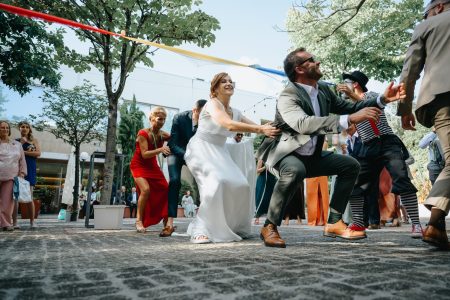 Alegria dos noivos a dançar no exterior rodeados por convidados — fotografia de casamento por Humberto Barbosa no Porto