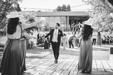 fotografo de Casamento Santa Maria da Feira, humberto barbosa fotografia de Casamento Porto, Quinta da Quintã Quinta de Casamento Pé de Flor Music beats Noivo faz entrada triunfal entre damas de honor num momento de pura alegria e celebração, captado por Humberto Barbosa, fotógrafo de casamento Santa Maria da Feira