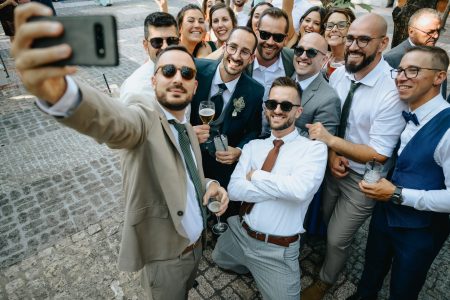 Selfie de grupo de convidados com bebidas captada por Humberto Barbosa, fotógrafo de casamento em Santa Maria da Feira