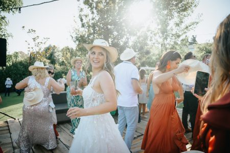 fotografo de Casamento Santa Maria da Feira, humberto barbosa fotografia de Casamento Porto, Quinta da Quintã Quinta de Casamento Pé de Flor Music beats Noiva radiante dança com chapéu de cowboy entre amigos, pura alegria num casamento ao ar livre captado por Humberto Barbosa Fotografia, fotógrafo de casamento Porto