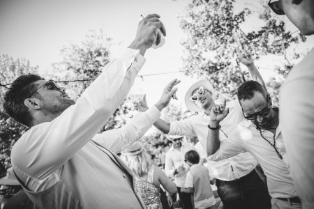 fotografo de Casamento Santa Maria da Feira, humberto barbosa fotografia de Casamento Porto, Quinta da Quintã Quinta de Casamento Pé de Flor Music beats Amigos celebram com alegria contagiante na festa de casamento, braços ao alto e sorrisos — fotógrafo de casamento Santa Maria da Feira, Humberto Barbosa Fotografia