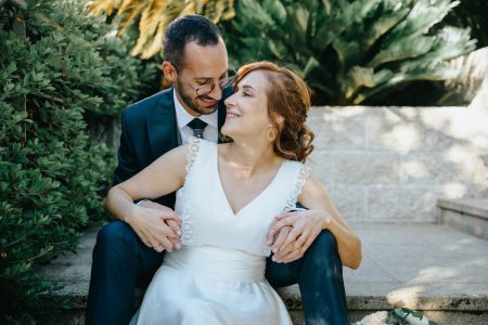 Em Santa Maria da Feira, Humberto Barbosa capta noivos sentados em abraço terno após cerimónia de casamento