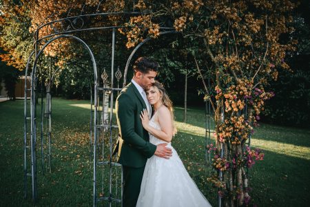 fotografo de Casamento Santa Maria da Feira, humberto barbosa fotografia de Casamento Porto, Quinta da Quintã Quinta de Casamento Pé de Flor Music beats Abraço íntimo entre os noivos sob pérgola de jardim outonal, por Humberto Barbosa Fotografia, fotógrafo de casamento Santa Maria da Feira