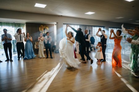 Noivos dançam rodeados por convidados entusiasmados durante festa de casamento captada por Humberto Barbosa em Santa Maria da Feira
