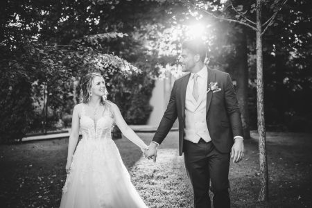 fotografo de Casamento Santa Maria da Feira, humberto barbosa fotografia de Casamento Porto, Quinta da Quintã Quinta de Casamento Pé de Flor Music beats Noivos caminham de mãos dadas entre árvores, olhares cúmplices e sorrisos apaixonados captados por Humberto Barbosa, fotógrafo de casamento Santa Maria da Feira