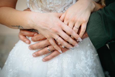 fotografo de Casamento Santa Maria da Feira, humberto barbosa fotografia de Casamento Porto, Quinta da Quintã Quinta de Casamento Pé de Flor Music beats Mãos entrelaçadas selam a promessa de amor eterno num momento íntimo captado por Humberto Barbosa, fotógrafo de casamento Santa Maria da Feira