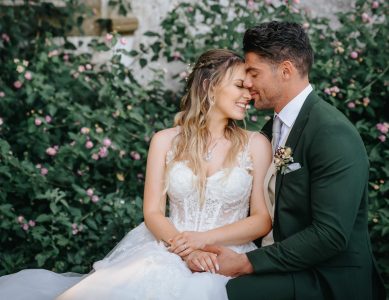 fotografo de Casamento Santa Maria da Feira, humberto barbosa fotografia de Casamento Porto, Quinta da Quintã Quinta de Casamento Pé de Flor Music beats Momento íntimo entre Kelly e Marcelo, narizes que se tocam e sorrisos cúmplices entre flores, por Humberto Barbosa Fotografia, fotógrafo de casamento Santa Maria da Feira
