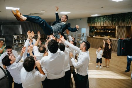Noivo lançado ao ar por amigos em festa de casamento captada por Humberto Barbosa em Santa Maria da Feira