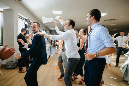 Alegria contagiante dos convidados a dançar durante festa de casamento captada por Humberto Barbosa em Santa Maria da Feira