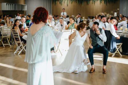 Mulher dirige palavras aos noivos sentados durante festa de casamento captada por Humberto Barbosa em Santa Maria da Feira