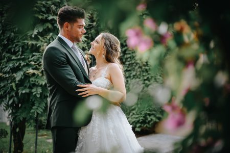 fotografo de Casamento Santa Maria da Feira, humberto barbosa fotografia de Casamento Porto, Quinta da Quintã Quinta de Casamento Pé de Flor Music beats Olhar apaixonado entre Kelly e Marcelo num jardim verdejante, captado por Humberto Barbosa, fotógrafo de casamento Santa Maria da Feira