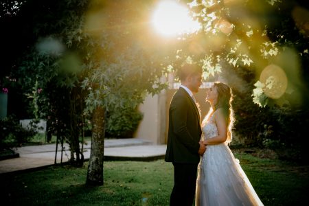 fotografo de Casamento Santa Maria da Feira, humberto barbosa fotografia de Casamento Porto, Quinta da Quintã Quinta de Casamento Pé de Flor Music beats Olhar apaixonado entre Kelly e Marcelo sob a luz dourada do pôr do sol, capturado por Humberto Barbosa, fotógrafo de casamento Santa Maria da Feira