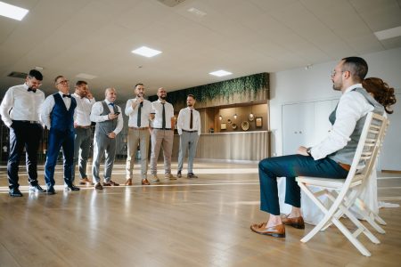 Em Santa Maria da Feira, Humberto Barbosa capta amigos a dirigirem palavras emotivas ao noivo sentado durante casamento